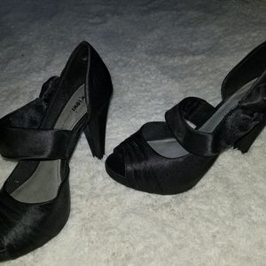 π Black heels